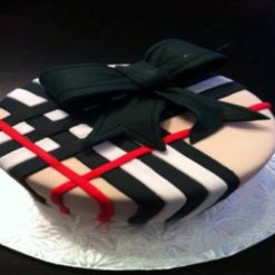 5755296202burberry_cakess