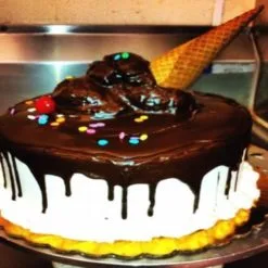 5965577068Choco_Vanilla_Ice_Cream_COne_cake