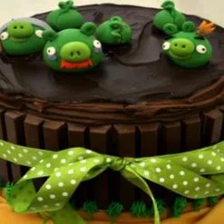 7016215976angry-birds-kitkat-cake