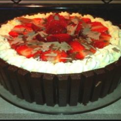 9551855581kitkat_strawberry_cake