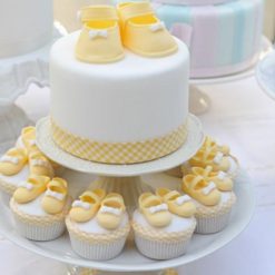 971638Round-white-baby-shower-cake