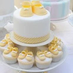 971638Round-white-baby-shower-cake