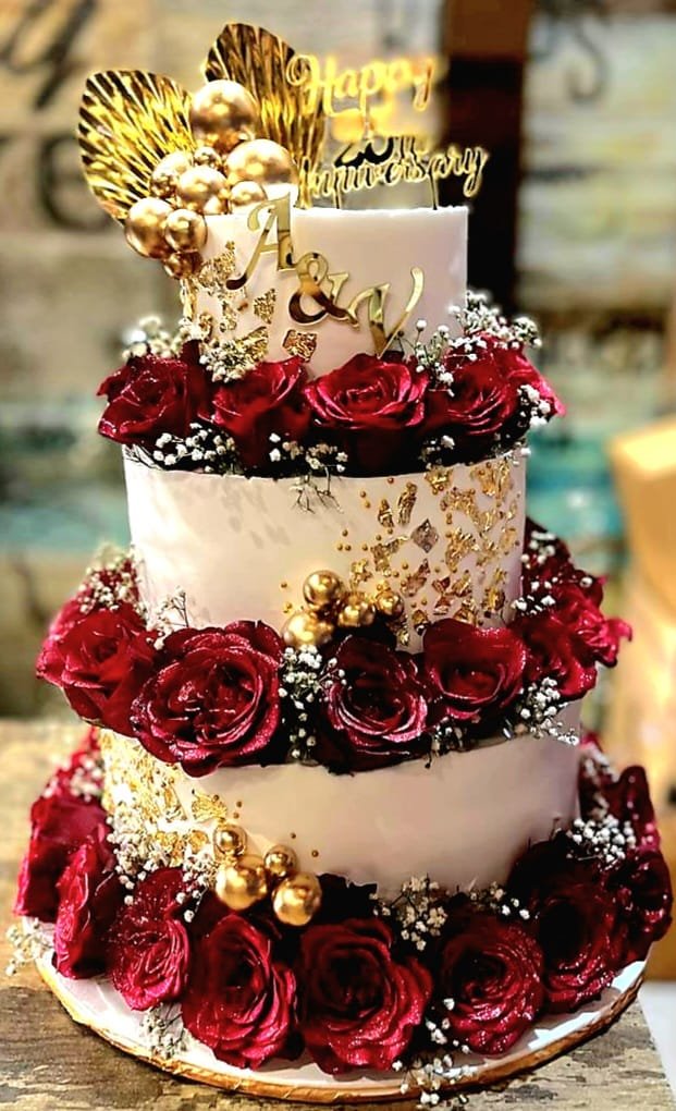 Adorable-Fresh-Roses-Adorned-Anniversary-Cake